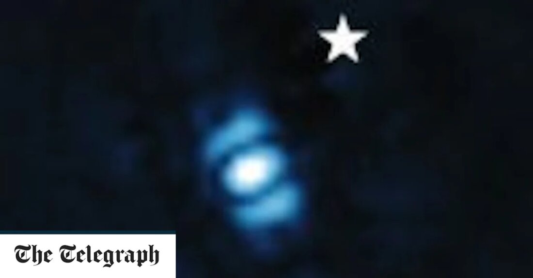 Ein sengend heißer Planet, größer als Jupiter und fast 400 Lichtjahre von der Erde entfernt, ist der erste Exoplanet, der vom James Webb Space Telescope (JWST) der Nasa bei seinem jüngsten Durchbruch abgebildet wurde. JWST ist das weltweit führende astronomische Gerät und das 10-Milliarden-Dollar-Observatorium, das am Weihnachtstag 2021 nach jahrzehntelanger Entwicklung und jahrelangen Verzögerungen ins All gestartet wurde. Seit es Anfang 2022 in Betrieb genommen wurde, hat es Astronomen und die Öffentlichkeit gleichermaßen mit fernen Galaxien, spektakulären Bildern und jetzt seinem ersten Exoplaneten – einem Planeten außerhalb des Sonnensystems – in Erstaunen versetzt. Die Welt, die es abbildet, ist ein &hellip;