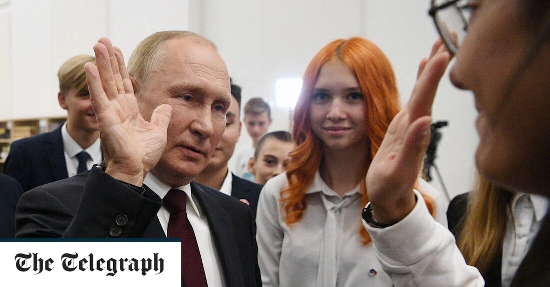 Düster und mit dem erwarteten Ernst stand die Klasse der jungen Schulkinder auf und blickte der russischen Flagge entgegen. Das Video schwenkte durch ihr Klassenzimmer. Auf einem Regal stand ein Porträt des russischen Präsidenten Wladimir Putin. Ein Lehrer legte einen Schalter um und aus einem Lautsprecher dröhnte die bombastische russische Nationalhymne. Dies ist der neue Wochenablauf für Millionen von Kindern in ganz Russland, die am 1. September ins Schuljahr gestartet sind. Jeden Montagmorgen wird von Schulen in Russland erwartet, dass sie sich anstellen und stramm stehen, wenn die russische Flagge gehisst wird. Während der Krieg in der Ukraine ins Stocken &hellip;