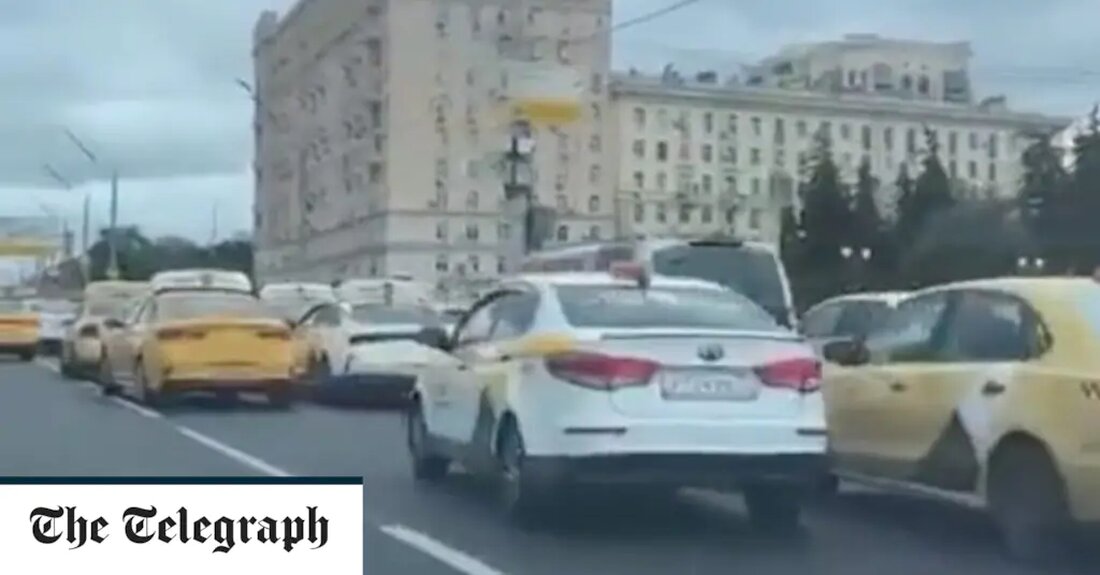 Westliche Antikriegs-Hacker richteten am Donnerstag Chaos auf den Straßen von Moskau an, als sie ein Taxiunternehmen ins Visier nahmen und Dutzende von Fahrern zur gleichen Abholadresse des Hotels Ukraine schickten. Ein Video zeigte rund 100 gelbe Autos, die für Yandex Taxi arbeiteten und alle auf derselben stark befahrenen Straße anhielten, die am Hotel Ukraine vorbeiführt, und die Fahrspuren verstopften. „Die Fahrer verbrachten aufgrund gefälschter Bestellungen etwa 40 Minuten im Stau“, sagte ein Sprecher von Yandex Taxi. „Der Algorithmus zur Erkennung und Verhinderung solcher Angriffe wurde bereits verbessert, um ähnliche Vorfälle in Zukunft zu verhindern.“ In den sozialen Medien sagten Passanten, &hellip;