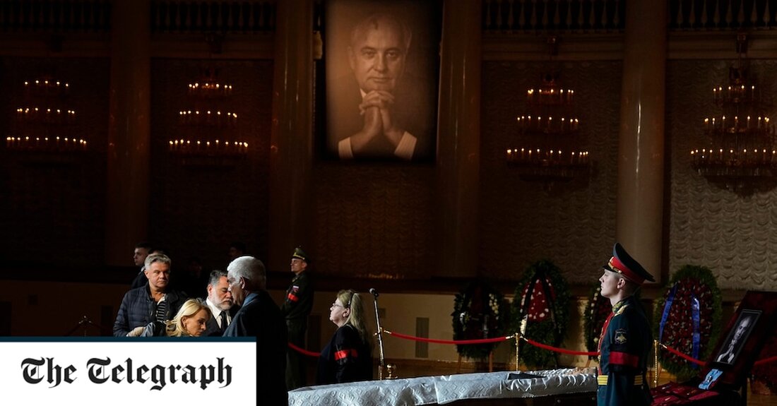 Ungarns Ministerpräsident Viktor Orban reist am Samstag zur Beerdigung des letzten sowjetischen Staatschefs Michail Gorbatschow nach Moskau. Gorbatschow, der am Dienstag im Alter von 91 Jahren starb, sollte ohne staatliche Ehrungen oder Präsident Wladimir Putin beigesetzt werden. Ihm wurde jedoch ein öffentlicher Abschied gewährt, wobei die Behörden den Russen erlaubten, seinen Sarg in der imposanten Säulenhalle in Sichtweite des Kremls zu besichtigen, wo frühere sowjetische Führer betrauert wurden. Die Moskauer stellten sich am Samstag in der Nähe des Kreml auf, um dem ehemaligen sowjetischen Führer, der im Westen für seine Reformen weithin bewundert wurde, aber in Russland ein gemischteres Erbe &hellip;