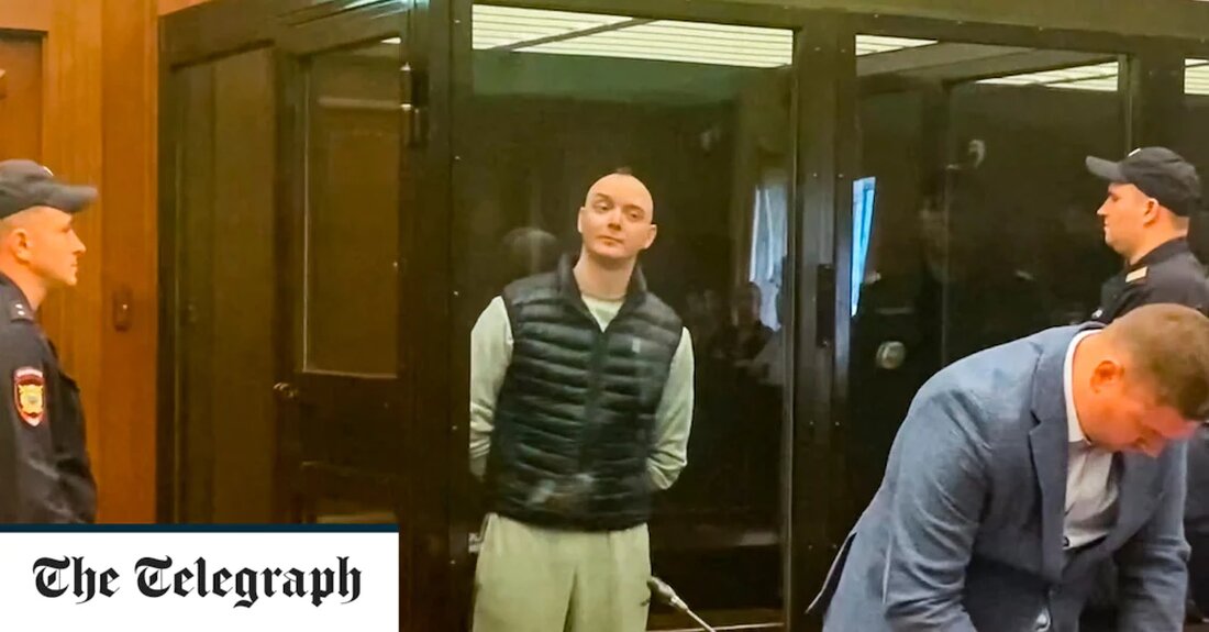 Ukrainekrieg &#8211; Sonderartikel Ein führender russischer Journalist sagte seiner Familie, er liebe sie am Montag, als er wegen &#8222;fabrizierter&#8220; Anklagen wegen Hochverrats zu 22 Jahren Gefängnis verurteilt wurde. Ivan Safronov, ein angesehener Verteidigungskorrespondent der Wirtschaftszeitung Kommersant, wurde beschuldigt, staatliche Militärgeheimnisse gesammelt und an tschechische Spione weitergegeben zu haben. Bei der Urteilsverkündung protestierten Anhänger vor dem Moskauer Gericht wütend gegen die Unschuld des 32-Jährigen. Das Verfahren fand hinter verschlossenen Türen statt, wobei Informationen über die Beweise der Staatsanwaltschaft der Öffentlichkeit vorenthalten wurden, da es sich bei dem Prozess um angeblichen Hochverrat handelte. „Ivan Safronov wurde der Begehung von zwei Verbrechen nach &hellip;