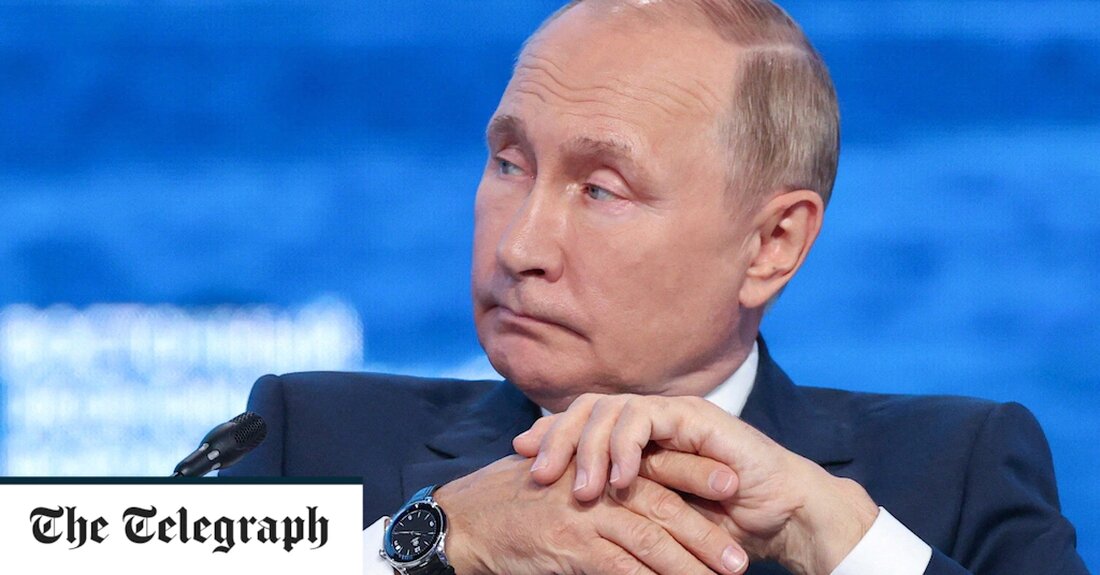 Wie schlecht Russland bei seinem Versuch, große Teile der Ukraine zu erobern, abschneidet, zeigt sich daran, dass der Kreml zu immer ausgefalleneren Taktiken greift, um seine Propaganda zu steigern. Während die russischen Streitkräfte verzweifelt darum kämpfen, an den mageren Errungenschaften festzuhalten, die sie in den sechs Monaten seit dem Beginn der Invasion durch Wladimir Putin erzielt haben, versucht die Propagandamaschine des Kreml weiterhin, das russische Volk mit einer völlig anderen Erzählung zu indoktrinieren – einer in die Moskau seine Feinde besiegt. Jeden Morgen verbreiten die staatlich kontrollierten Nachrichtensender des Kremls, eine Schlüsselwaffe in Putins Propagandakrieg, eine panglossische Sicht auf den &hellip;
