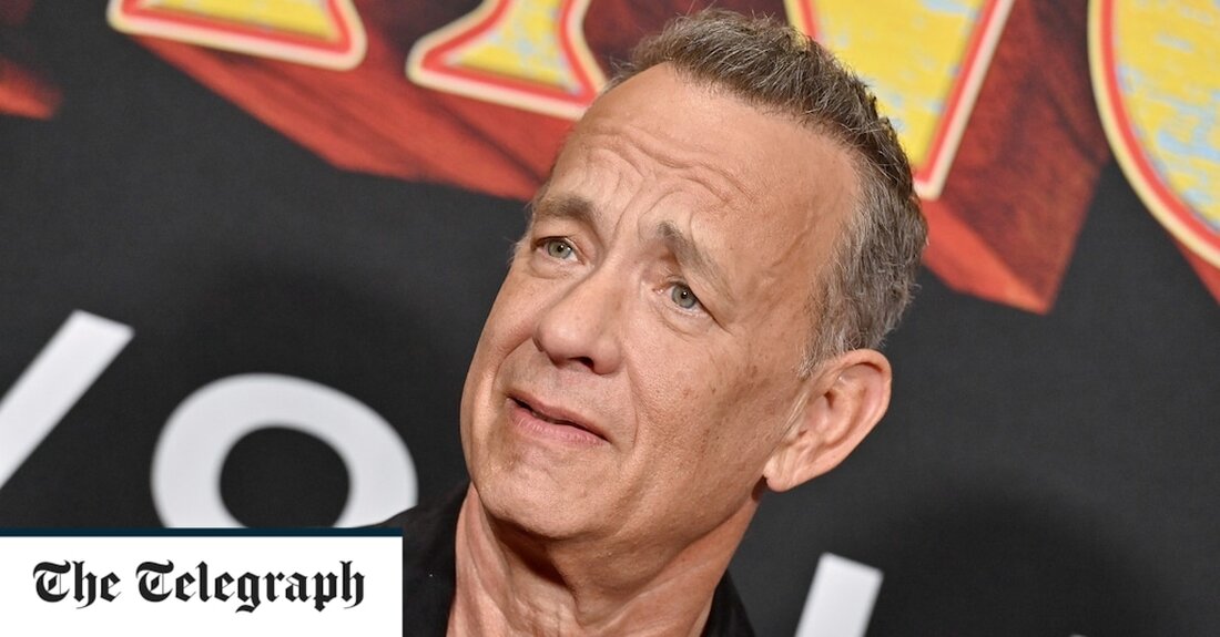 Hollywood-Schauspieler Tom Hanks hat bekannt gegeben, dass er seinen ersten „wild ehrgeizigen“ Roman über die Herstellung eines Superheldenfilms geschrieben hat, der sich über acht Jahrzehnte erstreckt. Der 66-jährige Star hat seine eigenen Erfahrungen in der Filmindustrie in den Mittelpunkt des Buches mit dem Titel „The Making of Another Motion Picture Masterpiece“ gestellt. Das Buch, das am 9. Mai 2023 bei Penguin Random House in den USA und Großbritannien erscheinen soll, konzentriert sich auf einen geplagten Soldaten, der aus dem Krieg zurückkehrt, einen Jungen mit einer künstlerischen Begabung, einen inspirierten und exzentrischen Regisseur, einen pompösen Exzentriker Regisseur, ein pompöser Filmstar auf &hellip;