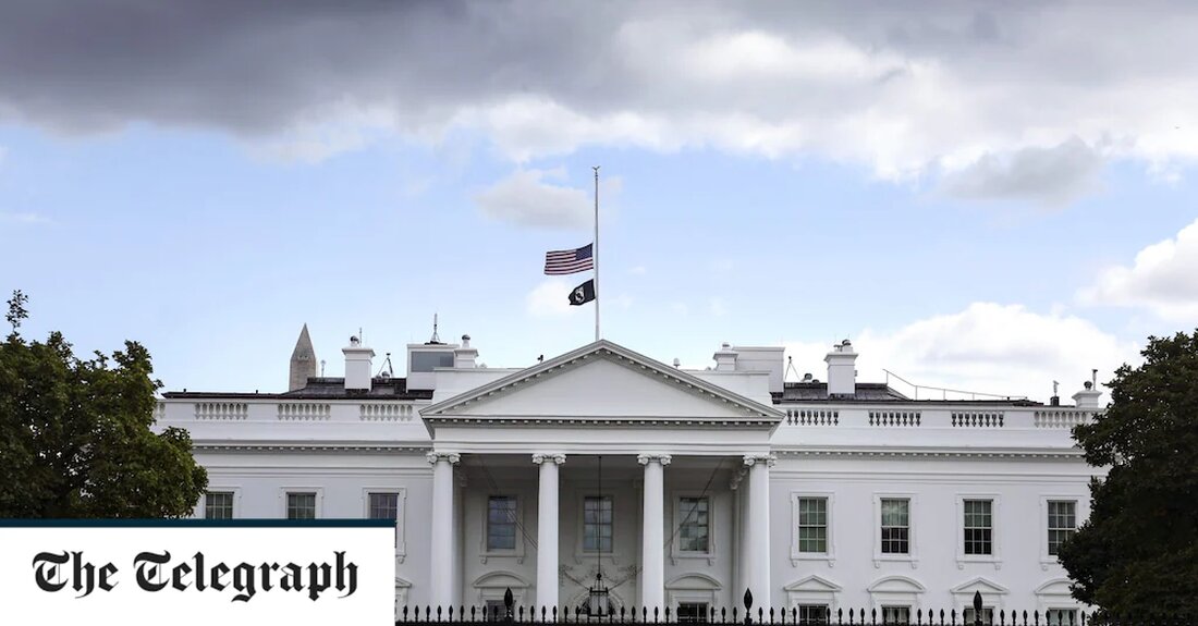 Queen Regelmäßige Artikelleiste Joe Biden befahl, die US-Flaggen für die nächsten 10 Tage bis zum Staatsbegräbnis der Königin auf Halbmast zu hissen. Der Präsident gab eine seltene Proklamation heraus, in der er dazu aufrief, die Flaggen der Nation zu senken, um den Tod der Königin zu markieren, nicht nur im Weißen Haus, sondern in allen Regierungsgebäuden, Botschaften und Militärbasen auf der ganzen Welt „bis zum Sonnenuntergang am Tag der Beerdigung“. Sein Befehl galt in den gesamten Vereinigten Staaten und ihren Territorien und Besitzungen sowie auf Schiffen der US Navy. In seinem Edikt sagte Herr Biden, es sei ein „Zeichen des &hellip;