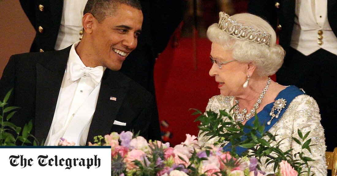 HM Queen Elizabeth II &#8211; Vollständige Berichterstattung Barack Obama hat enthüllt, dass Königin Elizabeth II. Seine Töchter eingeladen hat, mit ihrer goldenen Kutsche auf dem Gelände des Buckingham Palace zu fahren, als er der „außergewöhnlichen Großzügigkeit“ des verstorbenen Monarchen Tribut zollte. Der ehemalige US-Präsident beschrieb das Treffen mit der verstorbenen Königin in London im Jahr 2009, nur wenige Monate nachdem sie das Weiße Haus betreten hatte, in einem Video, das nach ihrer Trauerfeier am Montag veröffentlicht wurde. &#8222;Sie hat uns mit außerordentlicher Großzügigkeit auf der Weltbühne willkommen geheißen&#8220;, sagte er. Er enthüllte, dass seine beiden Töchter Malia und Sasha kurz &hellip;