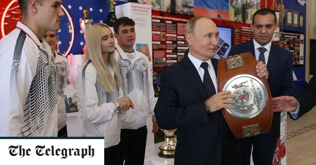 Russlands einst loyale Militärblogger haben Wladimir Putin beschuldigt, auf einem anderen Planeten zu sein, weil er der Eröffnung eines Riesenrads Priorität eingeräumt hat, während die russische Armee in der Nordukraine in die Flucht schlägt. Herr Putin öffnete das Riesenrad der Sonne von Moskau, jetzt Europas höchstes, als Berichte über seine Soldaten hereinströmten, die sich in der Nähe von Charkiw ergeben und von den Schlachtfeldern fliehen. „Ganz Russland, mit Ausnahme von Belgorod, Kursk und Brjansk, lebt, als wäre nichts passiert“, schrieb eine lautstarke Pro-Kriegs-Wohltätigkeitsorganisation in der russischen Stadt Belgorod auf ihrem Telegram-Kanal. „Besonders die Elite und ihre Kinder mit ihren Verbindungen.“ &hellip;