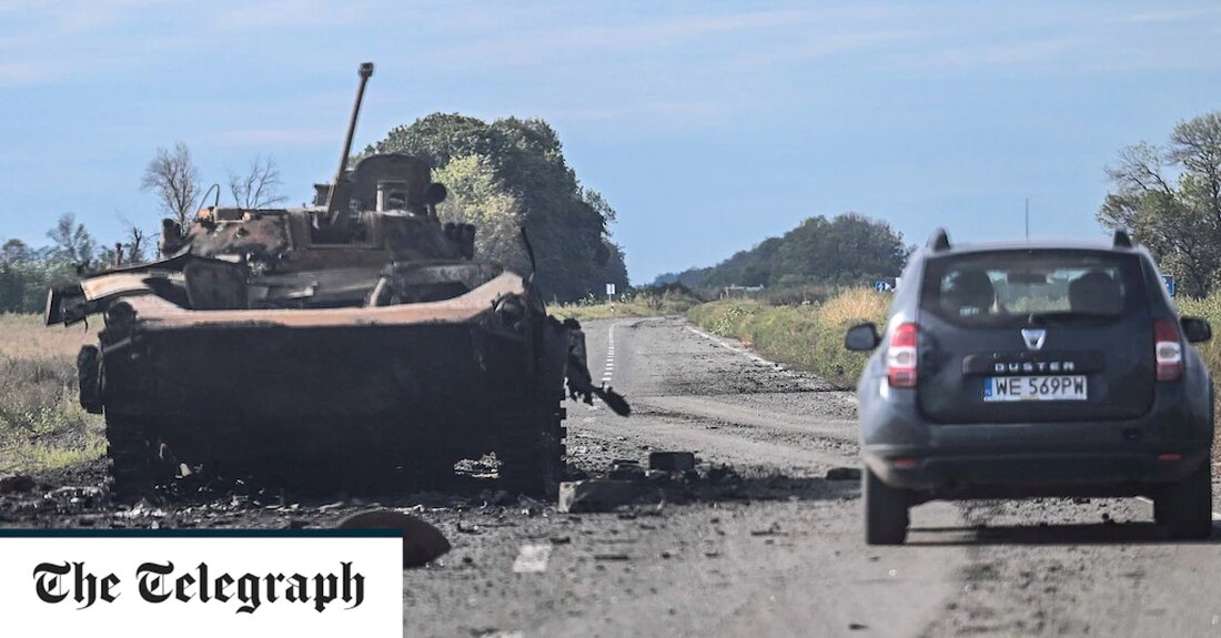 In Panik geratene russische Soldaten lassen ihre Panzer, Waffen und sogar Kleidung zurück, während sie angesichts einer ukrainischen Schockoffensive „buchstäblich von ihren Positionen rennen“, sagten Soldaten gegenüber The Telegraph. Eine ukrainische Geheimdiensteinheit an der Front sagte, die russische Befehlskette sei unterbrochen und die Soldaten seien kampflos geflohen, viele von ihnen hätten Zivilkleidung angezogen, um nicht entdeckt zu werden. Ein Drohnenoperator, der am Sonntag von der Front zurückkehrte, sagte gegenüber The Telegraph, dass die Geschwindigkeit der Offensive sogar ihre eigene Armee überrascht habe, da die Truppen Schwierigkeiten hätten, die Berge russischer Munition und zurückgelassener gepanzerter Fahrzeuge zu bergen. Die Soldaten, die &hellip;