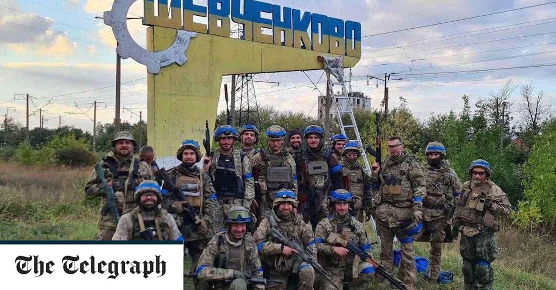 Wenn Sie diesen Artikel lesen, wird er höchstwahrscheinlich veraltet sein, so schnell ist der Vormarsch der ukrainischen Streitkräfte. Höchstwahrscheinlich werden die letzten 72 Stunden der Kriegsführung in der Ukraine von Generationen zukünftiger Militäroffiziere und Historiker studiert werden. Zusammenfassend haben die ukrainischen Streitkräfte über 2.500 Quadratkilometer der von Russland besetzten Ukraine zurückerobert. Und sie haben dies getan, indem sie ein Loch durch die schwach bewachten russischen Frontlinien östlich von Charkiw geschlagen und die russischen Logistiklinien durchtrennt haben, wodurch sie den Abzug großer Kontingente russischer Soldaten von mehreren Orten erzwungen haben, vor allem aber von Izyum und Kupyansk. Ohne diese beiden Städte &hellip;