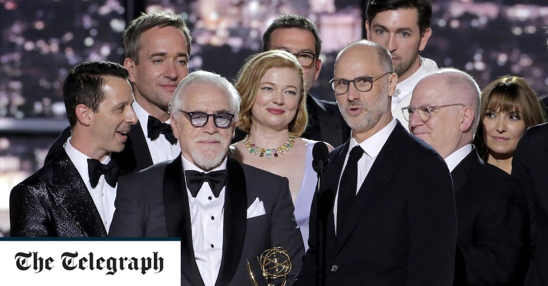 Nachfolgeautor Jesse Armstrong sagte, es sei eine „große Woche für Nachfolge“ gewesen, als sein erfolgreiches HBO-Drama bei den 74. Emmy Awards einen Hauptpreis erhielt. In seiner Dankesrede für den letzten Preis des Abends deutete der britische Autor an, dass es beim Sieg der Show „etwas mehr Abstimmungen gegeben“ habe als bei der Thronbesteigung des neuen Königs. Er wurde vom Serienstar und schottischen Schauspieler Brian Cox schnell daran erinnert, „keep it royalist“. Die Emmys 2022 sind die erste große Preisverleihung seit der Bekanntgabe des Todes der Königin am Donnerstag, obwohl der Tod des Monarchen während der Live-Zeremonie kaum erwähnt wurde. „Es &hellip;