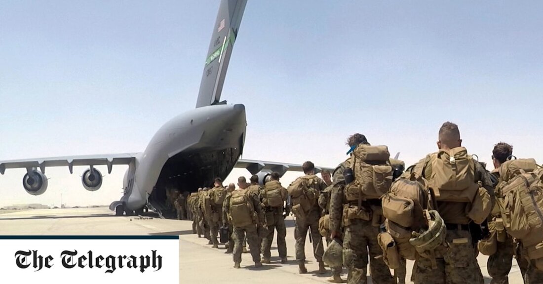 Ein afghanisches Ehepaar verklagt einen US-Marine und seine Frau, nachdem sie sie beschuldigt haben, ein kleines Mädchen entführt zu haben, in einem Fall, der die US-Regierung in einen verwickelten Sorgerechtsstreit verwickelt hat. Das Kind wurde 2019 aus den Trümmern gezogen, nachdem seine Eltern und fünf Geschwister bei einem Überfall von US-Spezialeinheiten getötet worden waren, wie aus Gerichtsakten hervorgeht, die der Associated Press vorliegen. Sie war etwa zwei Monate alt und überlebte auf wundersame Weise. Sie erlitt einen Schädelbruch, ein gebrochenes Bein und schwere Verbrennungen. Das Kind wurde monatelang in einem US-Militärkrankenhaus in Afghanistan behandelt, wo zunächst nicht einmal sein Name &hellip;
