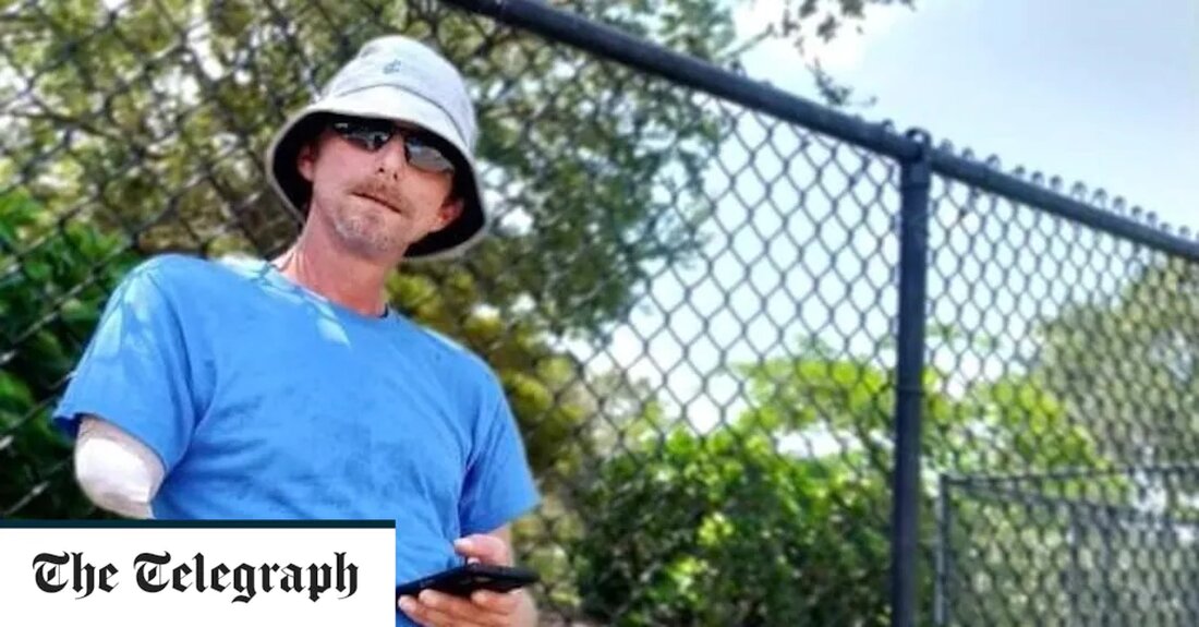 Ein Mann, dessen Arm von einem Alligator abgerissen wurde, überlebte vier Tage im Sumpfgebiet von Florida, indem er Blumen aß und nackt auf die Zivilisation zutaumelte. Eric Merda, 43, war bei der Arbeit, um eine Sprinkleranlage in Parrish abzuschalten, und beschloss, am Ende des Tages einen Spaziergang im Wald zu machen und sein Telefon in seinem Pickup zu lassen. Als die Sonne unterging, verlor er in dem dichten Gestrüpp die Orientierung, dachte aber, dass trotz der Bedrohung durch Alligatoren ein schnelles 15-minütiges Schwimmen über den Lake Manatee als Abkürzung zu seinem Truck dienen würde. Herr Merda beschrieb es als „nicht &hellip;