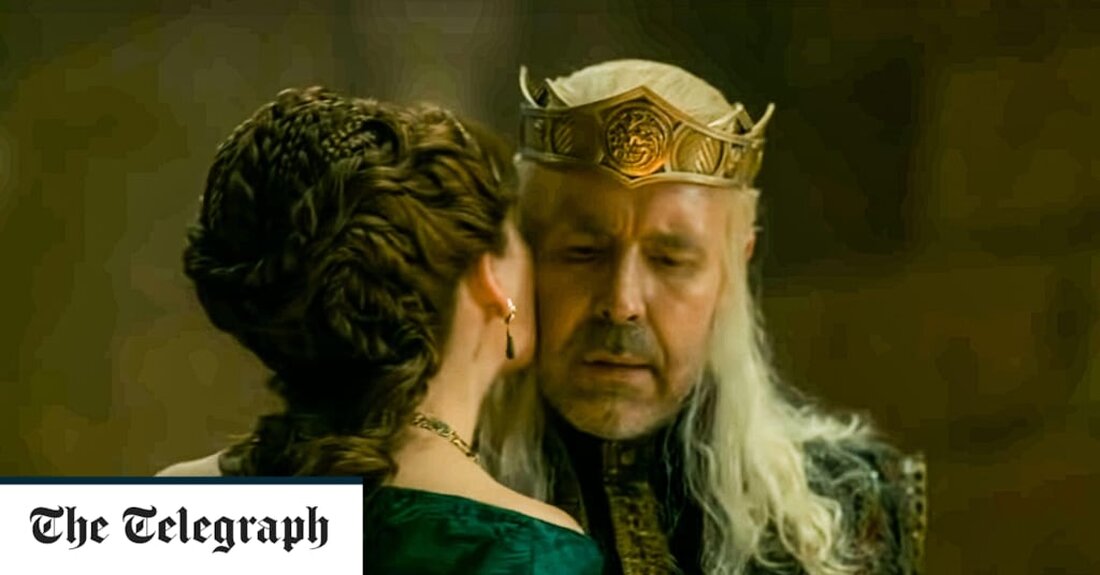Eine Teenager-Schauspielerin in der Prequel-Serie „Game of Thrones“ hat offenbart, dass sie „unglaubliche Angst“ hatte, Sexszenen mit einem 30 Jahre älteren Co-Star zu drehen. Emily Carey war gerade mal 17 Jahre alt, als ihr die Drehbücher ausgehändigt wurden Sexszenen mit Paddy Considine, 47, in „Haus des Drachen“. Die britische Schauspielerin, die die heiratsfähige junge Königin Alicent Hightower spielt, hat in der vierten Folge von „House of the Dragon“ zwei intime Szenen mit Considines König Viserys Targaryen. Es zeigt die Königin Alicent, die König Viserys badet, bevor sich die widerstrebende Königin aus Pflichtgefühl dem Sex unterwirft. „Es machte mir Angst, denn &hellip;