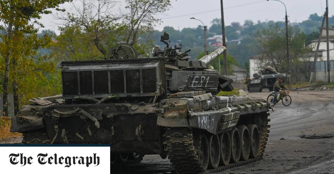 Das russische Parlament hat strengere Strafen für Fahnenflucht und Kampfverweigerung während des Kriegsrechts eingeführt, als Zeichen dafür, dass der Kreml erwägt, eine allgemeine Mobilisierung auszurufen. Die russische Staatsduma hat am Dienstag eilig ein Gesetz verabschiedet, das zusätzliche Strafen für Verbrechen wie Desertion einführt, die in einer Zeit des Kriegsrechts und der Mobilisierung begangen wurden. Es hat auch Plünderungen und „freiwillige Kapitulation“ als separate Verbrechen herausgegriffen, die mit 15 bzw. 10 Jahren Gefängnis geahndet werden. Der Gesetzentwurf flog durch das Parlament und wird voraussichtlich am Mittwoch von Wladimir Putin unterzeichnet. Dies ist das bisher deutlichste Zeichen dafür, dass der Kreml möglicherweise &hellip;