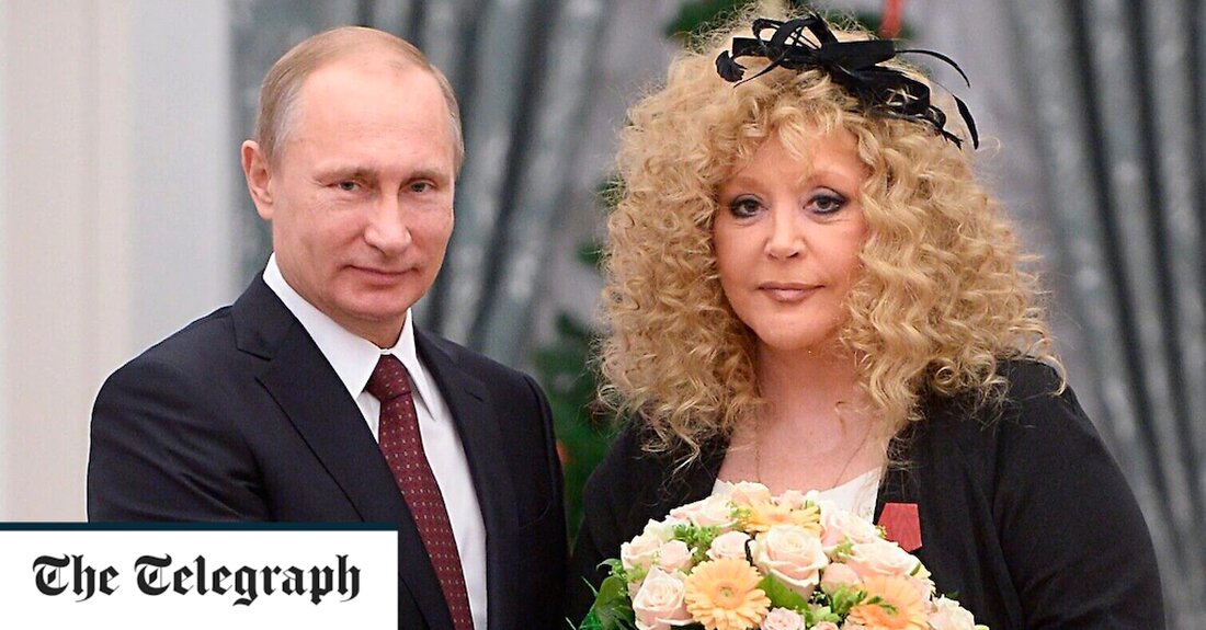 Ein russischer Popstar, der behauptet, die berühmteste Frau des Landes zu sein, hat Wladimir Putins Krieg in der Ukraine kritisiert und erklärt, er schicke sinnlos junge Männer in den Tod. Alla Pugacheva wurde Ende der 1960er Jahre zum Star und verkaufte mehr als 250 Millionen Tonträger, gewann eine Reihe nationaler Auszeichnungen sowie Lob von Boris Jelzin und Herrn Putin selbst. In einem Statement auf Instagram sagte der 73-Jährige: „Der Tod unserer Jungs für illusorische Zwecke macht unser Land zu einem Paria und belastet das Leben unserer Bürger.“ Angesichts ihrer länderübergreifenden Anziehungskraft sagten Analysten, dass ihre Äußerungen ein neues Publikum unter &hellip;