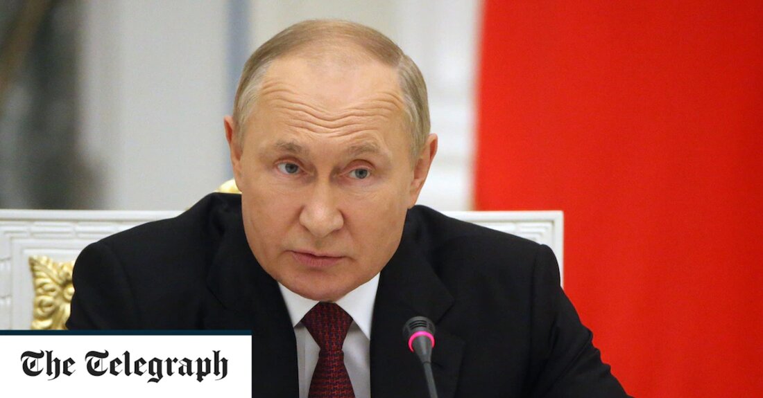 Wladimir Putin ist verzweifelt und möglicherweise geistesgestört. Am Dienstagabend, sieben Monate nach dem Einmarsch in die Ukraine, stand der russische Präsident kurz davor, eine Reihe von Maßnahmen durchzusetzen, die den Krieg in einer Zeit eskalieren lassen, in der der Kreml verliert. Die Aussicht, dass Putin Atomschläge anordnet, ist jetzt näher denn je. Ein kalter Schauer ist herabgekommen, als der Winter naht. Putin sollte am Dienstagabend eine Fernsehansprache an die Nation halten, in der er eine neue Strategie umreißt. Die Rede wurde nach einem Chor der Verurteilung bei der UN-Generalversammlung in New York auf mysteriöse Weise verzögert. Der Kreml plant zwei &hellip;