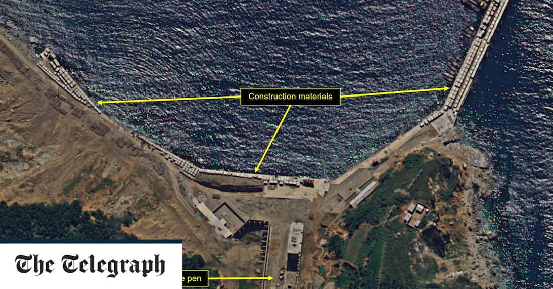 Nordkorea bereitet sich möglicherweise darauf vor, ein neues U-Boot zu starten, von dem angenommen wird, dass es in der Lage ist, ballistische Raketen zu tragen, laut Satellitenbildern, die von einer US-Denkfabrik erhalten wurden. Bilder der Sinpo South Shipyard an der Ostküste des Landes vom 18. September zeigten sechs Lastkähne und Schiffe, die sich um den Kai der Bauhalle versammelt hatten, sagte 38 North, das Nordkorea überwacht. „Während rund um den U-Boot-Startkai in der Hauptbauhalle gelegentlich Lastkähne und ein Trockendock beobachtet wurden, wurde die Anwesenheit von sechs Schiffen und Lastkähnen in diesem Bereich noch nie zuvor beobachtet“, heißt es in dem &hellip;