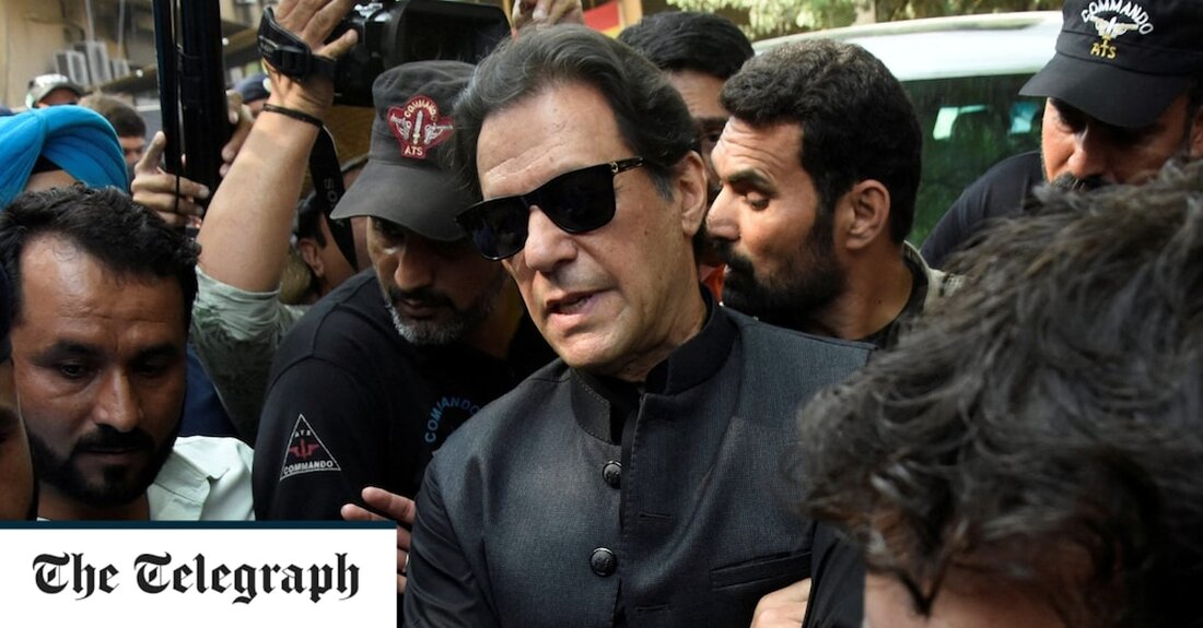 Tausende Menschen gingen am Samstag auf die Straßen Pakistans, um zu protestieren, nachdem ein Gericht einen Haftbefehl gegen den ehemaligen Premierminister Imran Khan erlassen hatte, weil er eine Richterin bedroht hatte. Anhänger der Cricket-Legende bildeten eine Menschenkette um seine Banigali-Residenz in Islamabad, sagten Augenzeugen gegenüber The Telegraph. Letzte Nacht soll er sich dort mit Hunderten von Sicherheitskräften versteckt haben. Khans pakistanische Tehreek Insaf (PTI)-Führer riefen ihre Unterstützer auf, seine Residenz zu erreichen, nachdem ein Gefangenentransporter fast 2 Kilometer entfernt in Imran Khan Chowk angekommen war. Die PTI-Unterstützer hielten Stöcke und Transparente mit Slogans, die Khan begrüßten, und standen inmitten heftiger &hellip;