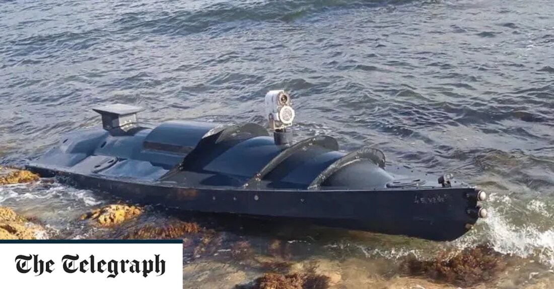 Eine mutmaßliche Drohne der ukrainischen Marine ist an einen Strand auf der Krim gespült worden, was Hinweise darauf gibt, dass Kiew Informationen über die russische Schwarzmeerflotte gesammelt hat. Es ist möglich, dass das Schiff einen Sprengsatz enthält, der durch Rammen russischer Schiffe oder U-Boote gezündet werden soll. Das nicht gekennzeichnete Schiff mit Kameras und anderen elektronischen Geräten wurde an einem Strand in der Omega-Bucht in der Nähe des Marinestützpunkts Sewastopol auf der Halbinsel Krim gefunden, der 2014 von Russland illegal annektiert wurde. Die Entdeckung des Geräts, etwa 150 Seemeilen von ukrainischen Gewässern entfernt, könnte erklären, warum Russland die jüngste Entscheidung &hellip;
