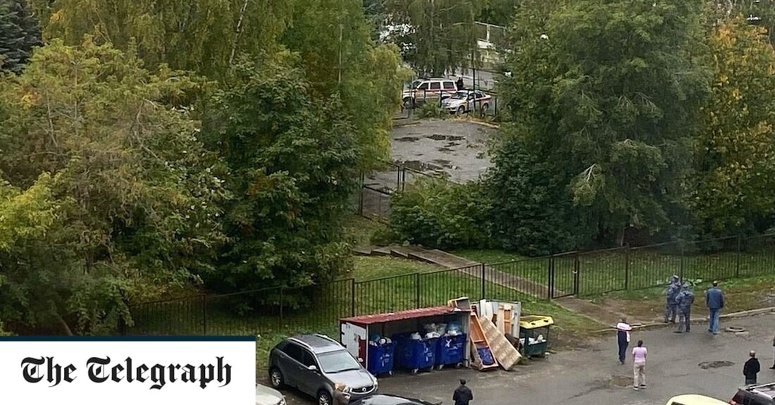 Bei einem Amoklauf in einer Schule in Zentralrussland sind mindestens 13 Menschen getötet worden, darunter fünf Kinder. Ein Schütze, der ein schwarzes Oberteil „mit Nazi-Symbolen und eine Sturmhaube“ trug, eröffnete das Feuer auf die Schule in der Stadt Ischewsk, bevor er die Waffe auf sich selbst richtete, sagten die Ermittler. Russlands Untersuchungsausschuss sagte: „Aufgrund dieses Verbrechens wurden neun Menschen getötet, darunter zwei Sicherheitskräfte der Bildungseinrichtung und zwei Lehrer sowie fünf Minderjährige.“ Es fügte hinzu, dass der Angreifer &#8222;Selbstmord begangen&#8220; habe und laut Ermittlern &#8222;ein schwarzes Oberteil mit Nazi-Symbolen und eine Sturmhaube trug&#8220; und keinen Ausweis bei sich habe. &#8222;Seine Identität &hellip;