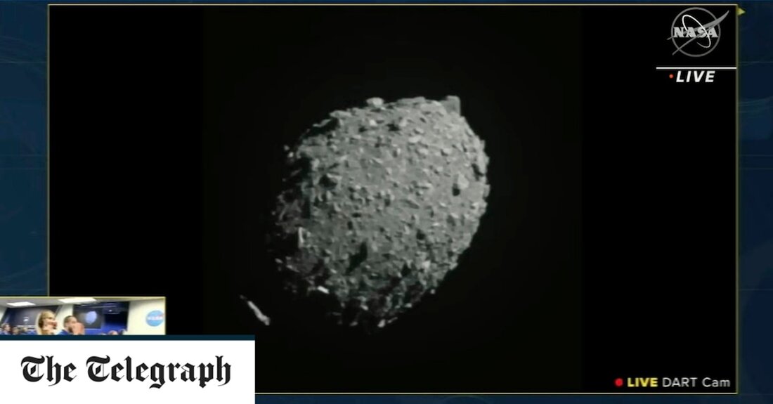 Die Nasa hat im allerersten &#8222;planetaren Verteidigungstest&#8220; erfolgreich ein Raumschiff mit einem Asteroiden zum Absturz gebracht und damit den Weg geebnet, um vielleicht eines Tages die Menschheit vor dem Aussterben zu retten. Die Mission war der erste Versuch, die Bewegung eines Himmelskörpers zu verändern. Es sollte beweisen, dass es möglich ist, den Kurs eines zukünftigen Weltuntergangsfelsens zu ändern, der die Erde auszulöschen droht. Der historische Test, der mit der Handlung des Hollywood-Films „Armageddon“ verglichen wurde, beinhaltete das Senden eines 325 Millionen Dollar teuren Raumschiffs namens DART [Double Asteroid Redirection Test] auf einer 10-monatigen Kamikaze-Reise. In den frühen Stunden des Dienstagmorgens &hellip;