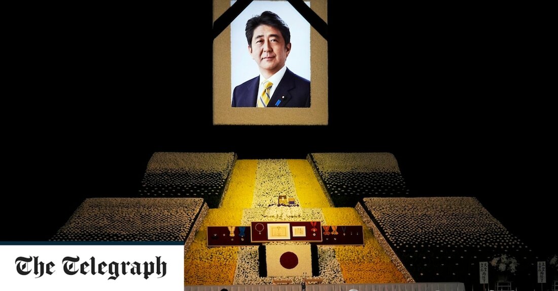 Japanische und ausländische Würdenträger würdigten Shinzo Abe, den ermordeten ehemaligen Premierminister Japans, bei einem umstrittenen Staatsbegräbnis am Dienstag, als sich lange Schlangen von Menschen versammelten, um Blumen und Gebete anzubieten. Die Asche von Herrn Abe, die von seiner Witwe Akie getragen wurde, kam am berühmten Budokan-Veranstaltungsort in Tokio an, wo zu Ehren des ermordeten ehemaligen Anführers ein Salutschuss mit 19 Kanonen erklang. Die Autokolonne mit seinen sterblichen Überresten war vom Haus seiner Witwe in der Hauptstadt an einer Reihe weiß uniformierter bewaffneter Truppen vorbeigefahren, die stramm standen. Vor dem Budokan standen Tausende Japaner Schlange, als die Asche ankam, und warteten &hellip;