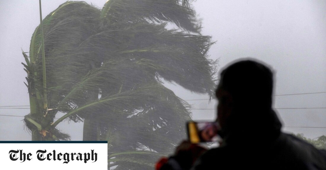 Hurrikan Ian ist an Floridas Golfküste gelandet, hat die Küste mit Windgeschwindigkeiten von 240 km/h heimgesucht, katastrophale Überschwemmungen ausgelöst und Tausende von Haushalten mit Strom versorgt. Der erste Aufprall ereignete sich in Cayo Costa, etwa 100 Meilen südlich von Tampa, berichtete das National Hurricane Center. Im nahe gelegenen Fort Myers zeigten dramatische Fotos und Videos Häuser, die bereits unter Wasser waren, und Autos, die die Straßen entlang trieben. In Neapel, weiter südlich, stürzten peitschende Winde Leistungstransformatoren ab, die explodierten, als sie auf dem Boden aufschlugen und kleine Brände entzündeten. Bereits eine Million Menschen sind ohne Strom. Der Hurrikan der Kategorie &hellip;