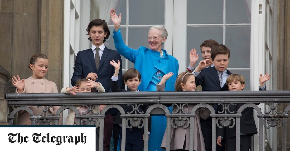 Dänemarks Königin hat sich dafür entschuldigt, einigen ihrer Enkelkinder ihre königlichen Titel aberkannt zu haben, verteidigte den Schritt jedoch als „Zukunftssicherung“ der Monarchie. Königin Margrethe II. sagte, ihre Entscheidung sei schon seit einiger Zeit im Gange und getroffen worden, um sicherzustellen, dass die Monarchie &#8222;mit der Zeit geht&#8220;. Sie fügte hinzu, dass es ihr „leid tut“, dass sie die Reaktion ihrer Familie „unterschätzt“ habe. Der Umzug wird im nächsten Jahr wirksam. „Die Titel von Prinz und Prinzessin, die sie bisher gehalten haben, werden eingestellt“, heißt es in der ersten Erklärung, die letzte Woche veröffentlicht wurde. „Die Nachkommen von Prinz Joachim &hellip;