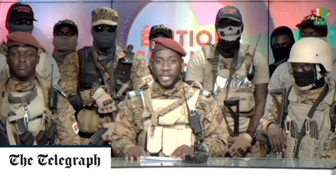 Mehr als ein Dutzend schwer bewaffneter Soldaten in Uniformen und Skelettmasken übernahmen am späten Freitagabend das Staatsfernsehen von Burkina Faso, um den zweiten Staatsstreich des Landes in diesem Jahr anzukündigen. Ein Sprecher der Gruppe sagte, Kapitän Ibrahim Traore, ein 34-jähriger Militärbeamter, sei der neue Führer des Landes und verdrängte Präsident Paul-Henri Damiba, der nach einem Putsch im Januar selbst an die Macht kam. „Wir haben beschlossen, unsere Verantwortung zu übernehmen, angetrieben von einem einzigen Ideal: der Wiederherstellung der Sicherheit und Integrität unseres Territoriums“, sagte Kapitän Kiswendsida Farouk Azaria Sorgho in einer Erklärung im RBT-Fernsehen. Der Beamte kündigte auch die Schließung &hellip;