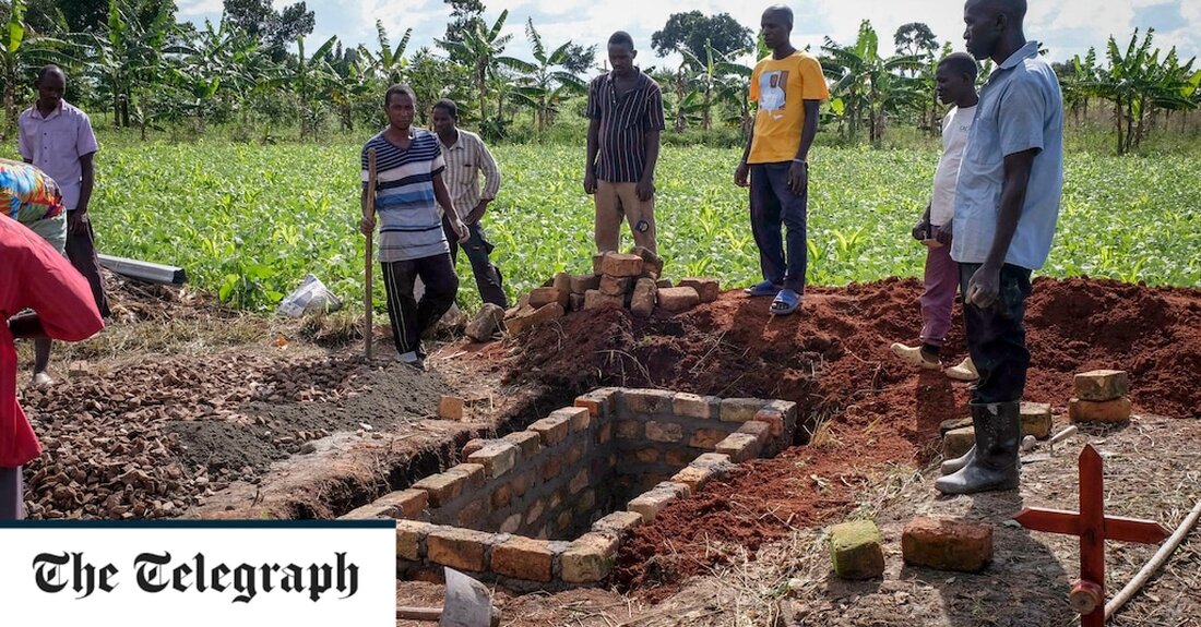 Ugandas aufstrebende Hauptstadt Kampala hat ihren ersten Ebola-Todesfall verzeichnet, was Experten warnen, ist eine „sehr bedeutsame“ Entwicklung. Das Opfer war die 19. Person, die an dem Ausbruch starb – obwohl weitere 20 Todesfälle als „wahrscheinlich“ eingestuft wurden – und von außerhalb der Stadt angereist war, sagte Gesundheitsministerin Dr. Jane Ruth Aceng. Dr. Aceng sagte, dass der Mann, nachdem er Symptome entwickelt hatte, aus seinem Dorf weglief, seine Identität verschleierte und einen traditionellen Heiler in einer anderen Region aufsuchte. Er starb letzten Freitag im Kiruddu National Referral Hospital, aber sein Tod wurde erst am Dienstag bestätigt. Experten versuchen nun, die genaue &hellip;