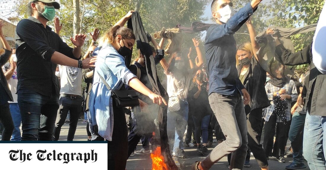 Eine wachsende Zahl von iranischen Anti-Regierungs-Demonstranten verliert ihr Augenlicht aufgrund von Verletzungen, die von Sicherheitskräften verursacht wurden, die Schrotflinten und Paintballs auf ihre Köpfe abfeuerten, so eine lokale medizinische Gruppe. Die Society of Ophthalmologists of Iran ist so alarmiert, dass ihre Mitglieder einen offenen Brief an ihren Präsidenten Dr. Mahmood Jabarvand geschrieben haben. „Während der jüngsten Proteste kamen viele Patienten mit Augenverletzungen in Gesundheitszentren, die durch den Aufprall von Schrotkugeln, Farbkugeln und ähnlichen Gegenständen verursacht wurden. Leider hat das Ausmaß der Verletzungen in vielen Fällen zum Verlust des Augenlichts auf einem oder beiden Augen geführt“, heißt es in dem Brief. &hellip;