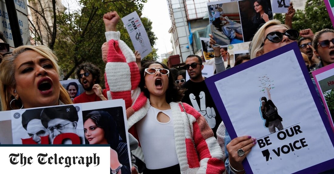 Mit dunklem Make-up und dunkler Kleidung wie eine Punkrockerin gekleidet, ertönte Nika Shakaramis hohe Stimme auf den Straßen des Iran, als sie gefilmt wurde, wie sie für ihre Mitprotestierenden sang. Nur wenige Tage später wurde ihr gebrochener Körper heimlich von Sicherheitskräften weit entfernt von ihrem Dorf begraben: das jüngste Opfer von Teherans brutalem Vorgehen gegen Jugendliche, die grundlegende Menschenrechte fordern. Nika, 16, war eine von Tausenden mutiger Schulmädchen, die ihr Kopftuch abgelegt, Porträts des Obersten Führers den Mittelfinger gegeben und iranische Beamte von ihren Spielplätzen gejagt haben. Sogar kleine Jungen haben Solidarität gezeigt, indem sie Kopftücher in provisorischen Lagerfeuern verbrannten. &hellip;