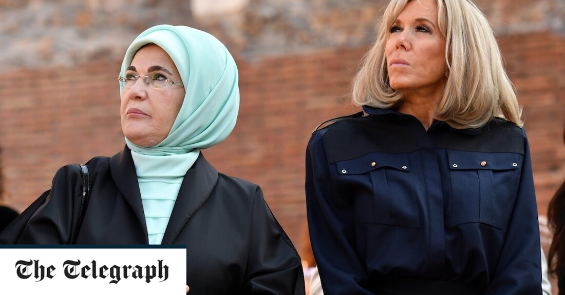 Die Ehefrauen der Präsidenten Frankreichs und der Türkei seien bessere Freunde als die beiden Weltführer, sagte Recep Tayyip Erdogan und machte seine angespannte Beziehung zu Emmanuel Macron auf die leichte Schulter. „Unsere Frauen verstehen sich gut, wir nicht“, sagte Präsident Erdogan am Donnerstag auf einer Pressekonferenz in Prag nach dem ersten Treffen der Europäischen Politischen Gemeinschaft, bei dem er mit Herrn Macron sprach. Die beiden First Ladies haben sich als unwahrscheinliche Verbündete herausgestellt, trotz der häufigen Auseinandersetzungen ihrer Ehemänner über Themen wie den Bürgerkrieg in Libyen, Seestreitigkeiten und den Konflikt zwischen Armenien und Aserbaidschan. Emine Erdogan und Brigitte Macron, 67 &hellip;