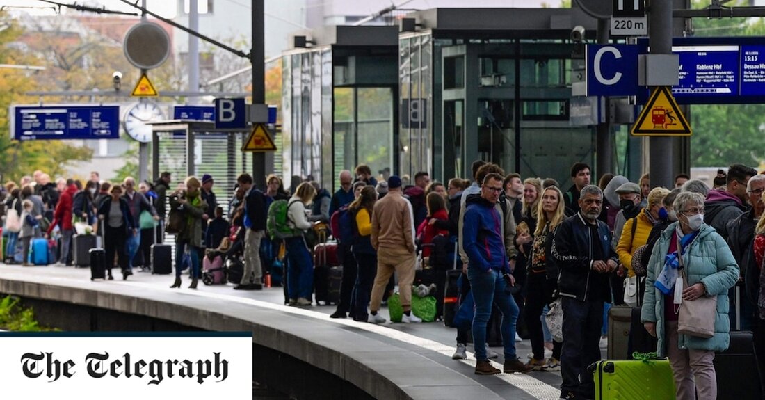 Deutschland prüft, ob eine „staatlich angeordnete Sabotage“ an diesem Wochenende ein Chaos auf seinem Schienennetz verursacht haben könnte, da ein Abgeordneter Russland die Schuld gab. Am Samstag wurden an zwei Stellen Kommunikationskabel durchtrennt, was dazu führte, dass der Schienenverkehr im Norden für drei Stunden unterbrochen wurde und Tausende von Fahrgästen gestört wurden. Anton Hofreiter, Abgeordneter der Grünen und Vorsitzender des Europaausschusses des Deutschen Bundestages, sagte, der Kreml habe wegen der deutschen Unterstützung für die Ukraine möglicherweise eine „Warnung“ herausgegeben. „Dafür muss man das Funksystem der Bahn sehr genau kennen. Die Frage ist, ob wir es mit Sabotage durch ausländische Mächte &hellip;