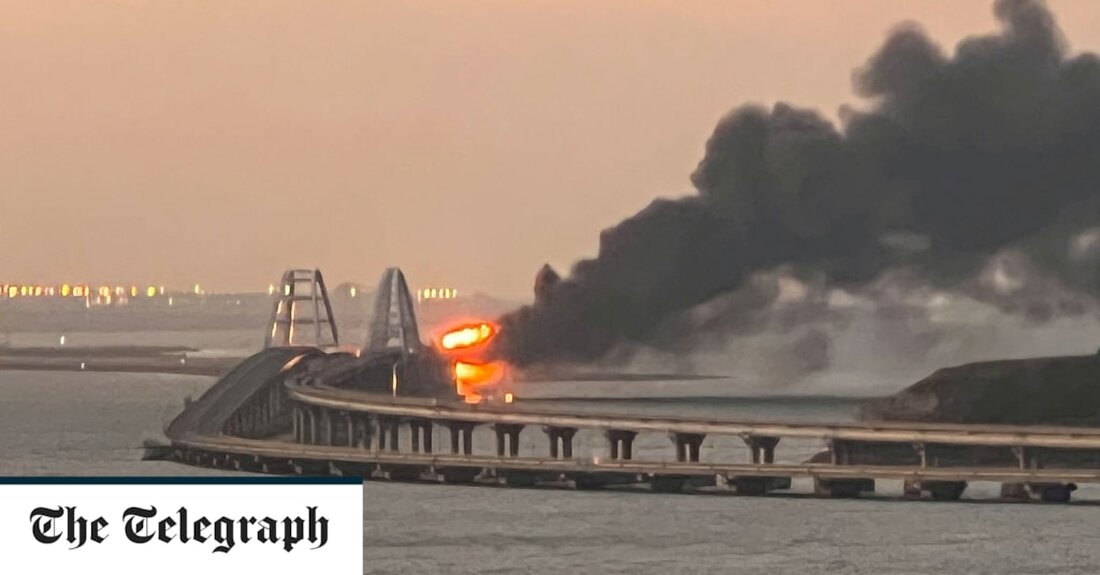 Wladimir Putin sagte, die Ukraine habe humanitäre Getreidelieferungen als Teil eines ausgeklügelten Bombenangriffs auf die Krimbrücke eingesetzt. Der Vorwurf löste die Besorgnis aus, dass Putin das Getreideabkommen aufkündigen wird, das es der Ukraine ermöglicht, lebenswichtige Nahrungsmittel nach Afrika und Asien zu liefern und zur Eindämmung der globalen Inflation beiträgt. „Wenn sich herausstellt, dass der Sprengstoff, der die Krim-Brücke in die Luft gesprengt hat, von Odessa aus mit einer Getreidelieferung verschickt wurde, wird dies die Existenz humanitärer Korridore in Frage stellen“, sagte er. Russische Ermittler hatten zuvor eine Lastwagenbombe für den Angriff auf die 12-Meilen-Brücke verantwortlich gemacht. Die Explosion zerstörte einen &hellip;