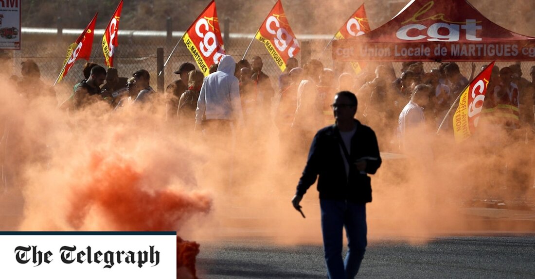 Emmanuel Macron steht vor einer Revolte im Stil der Gelbwesten, da kompromisslose Gewerkschaften und eine linke Opposition versuchen, seine reformistische Agenda mit Massenstreiks und Blockaden in Frage zu stellen. Angesichts trockener Tankstellen und sich auf Atomkraftwerke ausweitender Stillstände befürchten nervöse Kabinettsminister, dass die Situation schnell außer Kontrolle geraten könnte, wie es 2018 während der Gelbwesten-Proteste geschah, bei denen Frankreich von monatelangen, manchmal gewalttätigen Straßenprotesten erschüttert wurde. „Ich frage mich, ob wir nicht die ersten Erschütterungen einer neuen Gelbwesten-Bewegung durchmachen“, sagte ein hochrangiger Macron-Anhänger gegenüber Le Parisien. Xavier Bertrand, Leiter der Region Hauts-de-France, die am stärksten von der Benzinknappheit betroffen ist. &hellip;