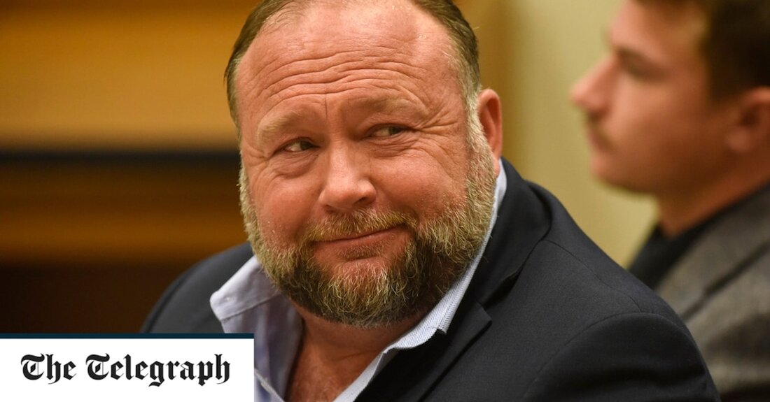 Der rechtsextreme Verschwörungstheoretiker Alex Jones wurde am Mittwoch zur Zahlung von fast 1 Milliarde Dollar Schadensersatz an die Familien der Opfer des Amoklaufs in der Schule von Sandy Hook 2012 verurteilt, weil er fälschlicherweise behauptet hatte, das Massaker sei ein Scherz. Die Entschädigungsentscheidung in Höhe von 965 Millionen US-Dollar (870 Millionen Pfund) wurde von einer Jury nach einem dreiwöchigen Zivilprozess in Waterbury, Connecticut, getroffen, nicht weit entfernt von dem Ort, an dem ein Schütze 20 Kinder und sechs Mitarbeiter der Sandy Hook-Grundschule bei der tödlichsten Schießerei in einer Schule in den USA getötet hatte Geschichte. Anwälte für Familien von acht &hellip;