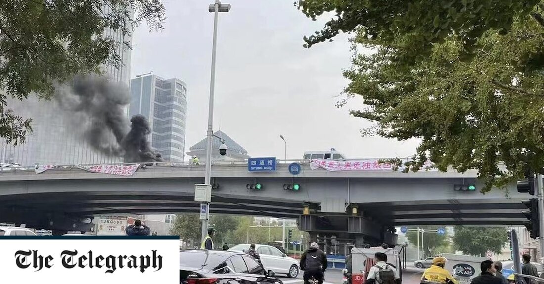 Chinesische Zensoren haben gestern das Manifest eines Demonstranten aus dem Internet gelöscht, der die Menschen zur Revolte aufrief, indem er Covid-Testzentren zerstörte, während Präsident Xi Jinping am Sonntag eine mit Spannung erwartete Rede hielt. Es wird angenommen, dass der Autor des Manifests ein Demonstrant ist, der am Donnerstag festgenommen wurde, nachdem er zwei Transparente auf einer Brücke aufgehängt hatte, auf denen demokratische Reformen und der Rücktritt von Xi gefordert wurden. Er wurde als neuer „Panzermann“ gefeiert, in Anspielung auf das berühmte Bild eines Mannes, der eine Reihe von Panzern auf dem Platz des Himmlischen Friedens blockiert. Sein mutiger Protest kam &hellip;