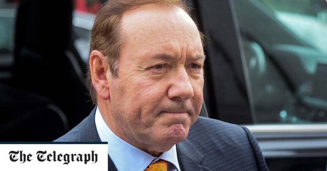 Kevin Spacey blieb am Dienstag während des Kreuzverhörs in einem Zivilprozess gefasst und wies wiederholt Andeutungen zurück, dass er nicht die Wahrheit gesagt habe, als er die Behauptung eines Schauspielers bestritt, er habe ihn mit 14 Jahren in den 1980er Jahren sexuell angegriffen. Seine mehrstündige Aussage im Kreuzverhör durch einen Anwalt für den Schauspieler Anthony Rapp, 50, verlief so reibungslos, dass der Anwalt von Herrn Spacey nach Abschluss der Vernehmung am frühen Nachmittag keine Fragen stellte. Herr Rapp sagte früher im Prozess aus, jetzt in der dritten Woche. Er fordert Schadensersatz in Höhe von 40 Millionen Dollar. Herr Spacey sprach &hellip;