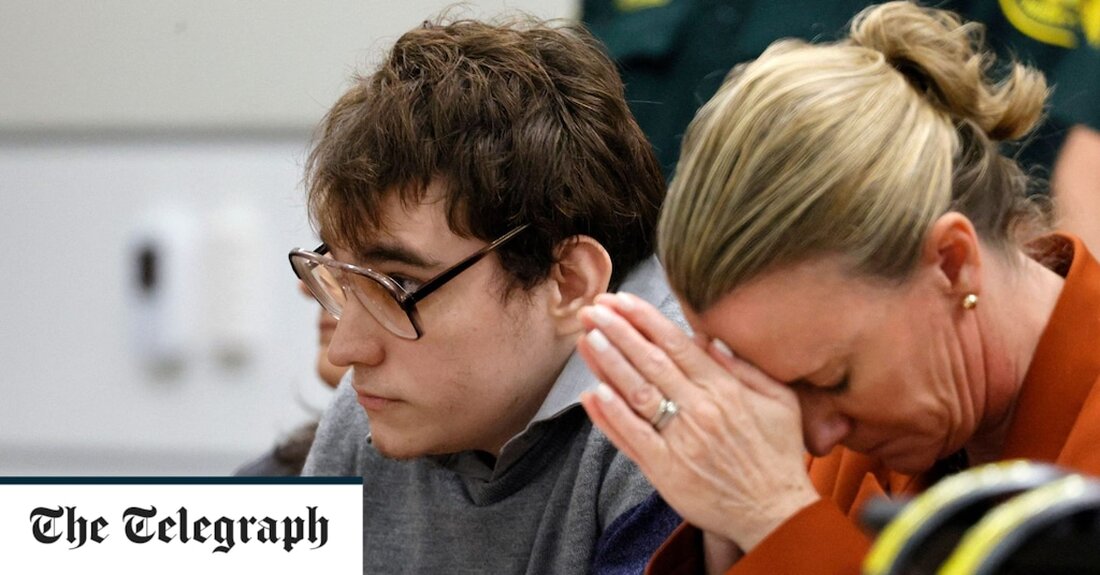 Familien von Opfern einer der schlimmsten Massenschießereien in Amerika reagierten am Donnerstagabend mit Wut, nachdem der Mörder der Todesstrafe entgangen war. Der 24-jährige Nikolas Cruz wurde wegen Mordes an 14 Schülern und drei Mitarbeitern bei der Schießerei in der Parkland-Schule in Florida im Jahr 2018 zu lebenslanger Haft ohne Bewährung verurteilt. Einige Angehörige der Toten brachen vor Gericht zusammen, als klar wurde, dass Cruz nicht hingerichtet werden würde. Später sagte Ilan Alhadeff, dessen 14-jährige Tochter Alyssa getötet wurde: „Ich bin angewidert von unserem Rechtssystem. Ich bin angewidert von diesen Geschworenen. &#8222;Du [the jury] Schaffe heute einen Präzedenzfall für den nächsten &hellip;