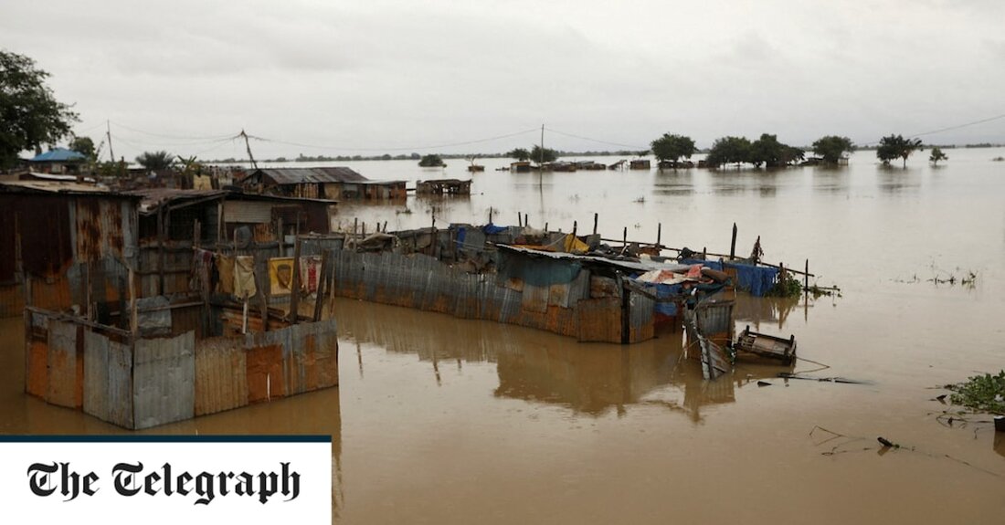 Mehr als 600 Menschen sind bei den schlimmsten Überschwemmungen in Nigeria seit mehr als einem Jahrzehnt ums Leben gekommen. Wochen mit heftigen Regenfällen haben mehr als 1,3 Millionen Menschen gezwungen, aus ihren Häusern zu fliehen, und Prognostiker warnen davor, dass möglicherweise noch weitere Überschwemmungen kommen könnten. Das steigende Wasser hat auch mehr als eine Viertelmillion Morgen Ackerland in einem Land zerstört, von dem die Vereinten Nationen im vergangenen Monat sagten, dass es einem hohen Risiko eines katastrophalen Hungers ausgesetzt sei. „Leider sind bis heute über 603 Menschen ums Leben gekommen“, sagte der Minister für humanitäre Angelegenheiten, Sadiya Umar Farouq, am &hellip;