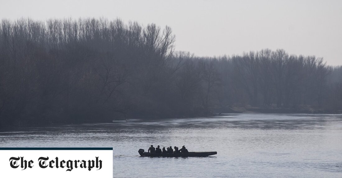 92 Migranten seien fast nackt und verletzt aufgefunden worden, nachdem sie angeblich über den Evros-Fluss von der Türkei nach Griechenland gezwungen worden waren, teilte Athen am Sonntag mit. Die EU-Grenzschutzagentur Frontex bestätigte der Nachrichtenagentur AFP die Ankunft der Gruppe unter Umständen, die nach Angaben des griechischen Zivilschutzministeriums ein „menschenverachtendes Bild“ aussendeten. „Die Frontex-Beamten berichteten, dass die Migranten fast nackt und einige von ihnen mit sichtbaren Verletzungen gefunden wurden“, sagte Paulina Bakula, Sprecherin der Organisation. Das UN-Flüchtlingshilfswerk UNHCR erklärte in einem Tweet, es sei „zutiefst erschüttert über die schockierenden Berichte und Bilder von 92 Menschen, die Berichten zufolge entkleidet an der &hellip;