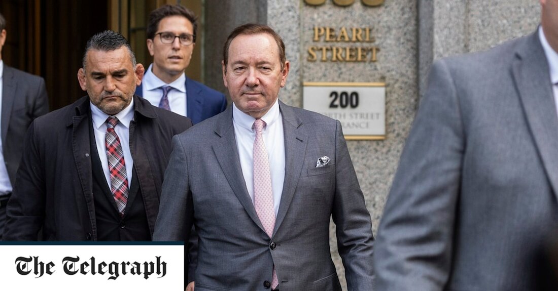 Eine New Yorker Jury stellte sich am Donnerstag in einer Klage wegen sexuellen Fehlverhaltens auf die Seite von Kevin Spacey und schloss einen Fall ab, der die Hollywood-Karriere des Oscar-Preisträgers in den frühen Tagen der MeToo-Bewegung beendete. Der 63-jährige ehemalige House of Cards-Star wurde in einer Zivilklage des Schauspielers Anthony Rapp für „nicht haftbar“ befunden, der behauptete, er sei 1986 im Alter von 14 Jahren von Mr. Spacey auf einer Party in Manhattan angegriffen worden. Nach einem dreiwöchigen Bundesprozess und nur einer Stunde und 15 Minuten Beratung lehnte die Jury die Forderung von Herrn Rapp nach Schadensersatz in Höhe von &hellip;