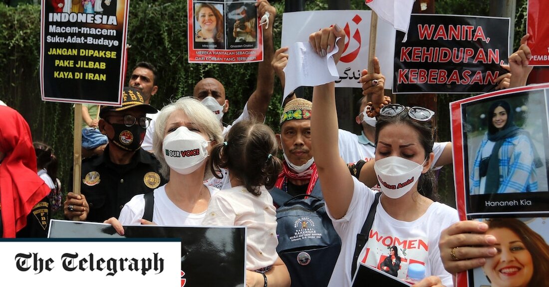 Indonesische Frauen kämpfen für das Recht der Iraner, ihren obligatorischen Hijab abzulegen, da sie befürchten, dass ihre eigene Freiheit, ein Kopftuch zu tragen, bedroht ist. Rund 200 Menschenrechtler versammelten sich diese Woche vor der iranischen Botschaft in der indonesischen Hauptstadt Jakarta. Sie forderten eine Untersuchung der schätzungsweise Hunderten von iranischen Frauen und Kindern, die während eines gewaltsamen Vorgehens des Staates gegen ihre Revolte gegen die strengen islamischen Kleidervorschriften getötet wurden. Die Aktivistin Ririn Sefsani, die Leiterin der NGO „Commitment for Change“ und eine der Organisatoren der Kundgebung in Jakarta, forderte die indonesische Regierung auf, sich zu äußern und den Iran &hellip;