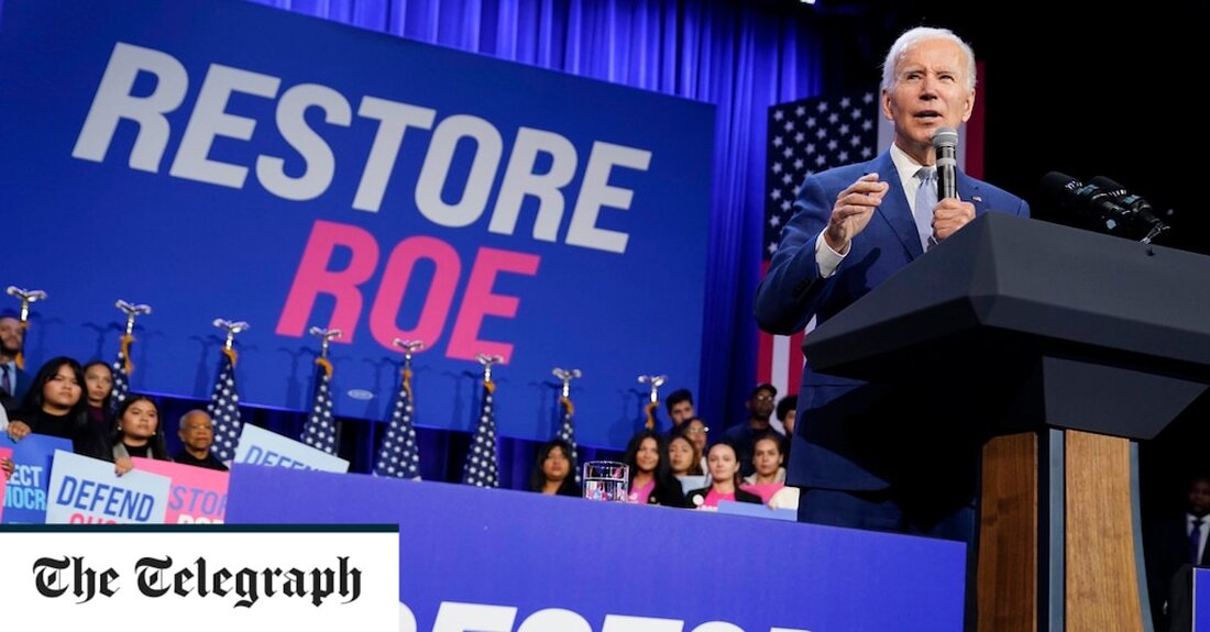 Joe Biden versprach am Dienstag, dass er als Erstes ein Gesetz unterzeichnen würde, das das landesweite Recht auf Abtreibung garantiert, wenn die Demokraten bei den Zwischenwahlen die Kontrolle über den Kongress behalten. Mit der Zusage versuchte Herr Biden, die Abtreibung zum Schlüsselthema in der Zwischenwahl zu machen, um die Wähler der Demokraten zu gewinnen, da die Partei in Umfragen weiter zurückfiel. Demokratische Kandidaten hatten einen Anstieg der Unterstützung erfahren, nachdem der Oberste Gerichtshof der USA, der von von Republikanern ernannten Richtern dominiert wurde, im Juni das Urteil Roe gegen Wade aufgehoben hatte. Der Fall Roe v Wade von 1973 hatte &hellip;