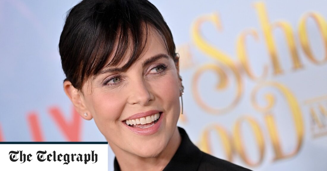 Charlize Theron wurde von Afrikaans-Sprechern angegriffen, nachdem sie ihre Muttersprache als eine aussterbende Sprache verspottete, die von fast niemandem gesprochen wurde. Die Oscar-Preisträgerin wurde als schlecht informiert bezeichnet und aufgefordert, sich an Hollywood zu halten, nachdem sie in einem Interview gesagt hatte, dass die Sprache, die sie sprach, als sie in Südafrika aufwuchs, nicht sehr hilfreich war. Die Kommentare eines der berühmtesten Stars des Landes lösten in ihrem Heimatland, in dem Afrikaans eine von einem Dutzend Amtssprachen ist, eine Debatte in den sozialen Medien aus. Die 47-Jährige erzählte dem SmartLess-Podcast, dass sie Englisch nur als Zweitsprache in der Schule gelernt &hellip;