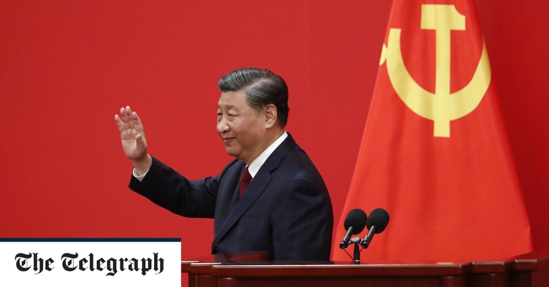 Chinas Xi Jinping hat sich eine historische dritte Amtszeit als Generalsekretär der regierenden Kommunistischen Partei gesichert und das bevölkerungsreichste Land der Welt in ein zweites Jahrzehnt geführt. Herr Xi, 69, wird auch weiterhin Vorsitzender der Zentralen Militärkommission sein, den beiden wichtigsten Positionen des Landes, und seinen Status als mächtigster seit Mao Zedong bekräftigen. Am Sonntag gab Herr Xi die Aufstellung für den nächsten Ständigen Ausschuss des Politbüros bekannt, Chinas mächtigstes Leitungsgremium aus sieben Männern. Er führte das Team im Gänsemarsch auf den roten Teppich, in der Reihenfolge ihres Ranges: Li Qiang, 63; Zhao Leji, 65; Wang Huning, 67; Cai Qi, &hellip;