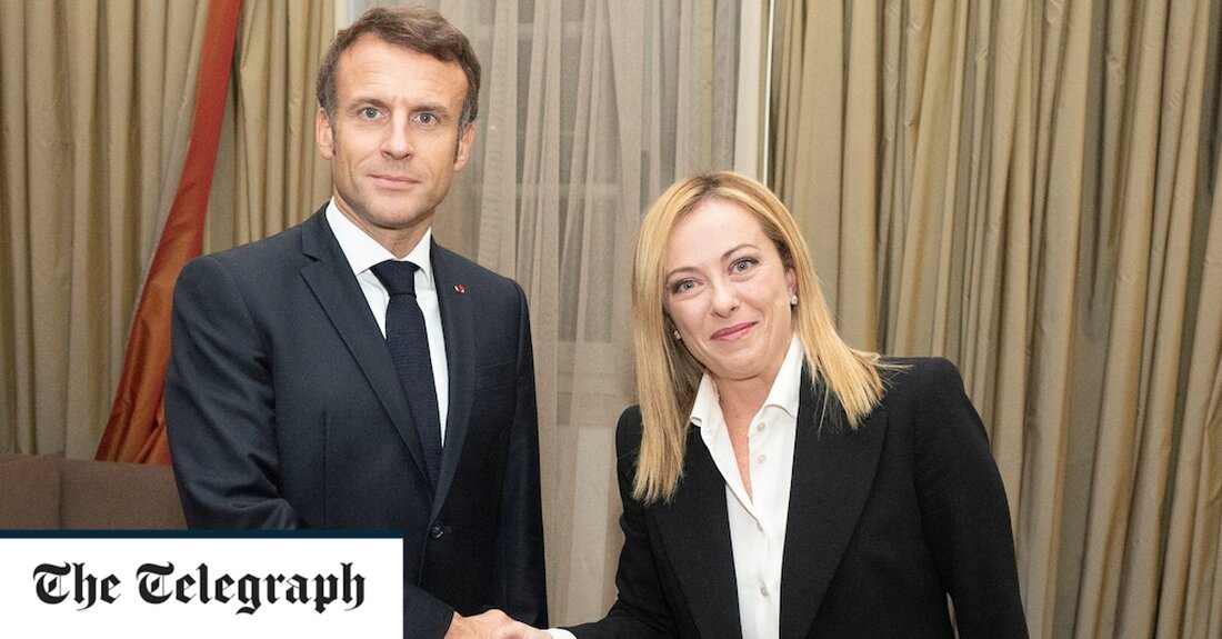 Giorgia Meloni, Italiens neue Premierministerin, hat Emmanuel Macron am Dienstag kaum verhüllt getroffen, als sie Frankreich zurückschlug und sagte, es werde ihre Politik „wachsam“ im Auge behalten. Seit Frau Melonis rechtsextreme Partei Brüder Italiens bei den Parlamentswahlen im vergangenen Monat triumphierte, haben französische Beamte bei mehreren Gelegenheiten erklärt, dass sie auf Versuche achten werden, die Rechtsstaatlichkeit oder die Bürgerrechte, einschließlich des Zugangs von Frauen zur Abtreibung, zu untergraben. Herr Macron traf Frau Meloni am Wochenende bei einem Besuch in Rom, wobei ein Mitglied seines Gefolges sagte, Frankreich werde die neue italienische Regierung nach ihren Handlungen beurteilen und „wachsam“ bleiben. In &hellip;