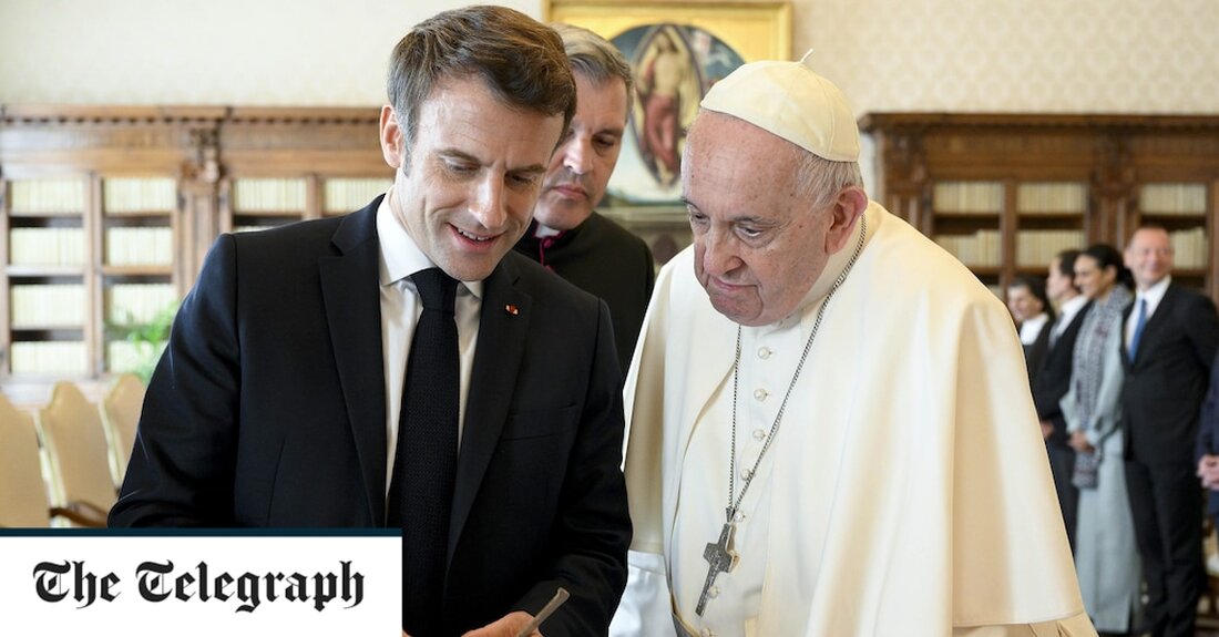 Das polnische Außenministerium untersucht, ob ein seltenes Buch, das der französische Präsident Emmanuel Macron Papst Franziskus gegeben hat, während des Zweiten Weltkriegs aus dem von den Nazis besetzten Polen geplündert wurde. Wenn es als polnisch bestätigt wird, könnte das Geschenk – ein Exemplar von Immanual Kant, gedruckt im Jahr 1796, für den ewigen Frieden eine akute Verlegenheit für den französischen Präsidenten darstellen. Während des Krieges haben deutsche Streitkräfte in Polen Tausende von Kulturgütern geplündert, und die polnische Regierung hat die Rückgabe von gestohlenem Eigentum zu einer Priorität gemacht. Herr Macron überreichte dem Papst das Buch am Montag während einer Privataudienz &hellip;
