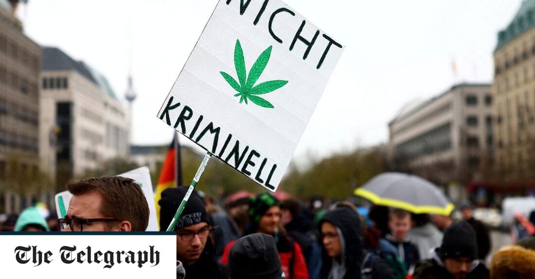 Deutschland riskiert, ähnlich wie die Niederlande in ein Paradies für Drogentourismus verwandelt zu werden, wenn es einen Plan zur Entkriminalisierung des Verkaufs von Cannabis vorantreibt, haben die Konservativen des Landes gewarnt. Laut einem Plan, den Gesundheitsminister Karl Lauterbach am Mittwoch bekannt gegeben hat, dürfen Erwachsene ab 21 Jahren bald bis zu 30 Gramm des Medikaments für den persönlichen Verzehr in speziell lizenzierten Geschäften kaufen. „Wir wollen Cannabis entkriminalisieren, um mehr Schutz für Kinder und allgemein einen besseren Gesundheitsschutz zu erreichen“, sagte Lauterbach. Er betonte, dass es darum gehe, einen „streng regulierten Markt“ zu schaffen, der Drogendealer aus dem Geschäft treibe, &hellip;