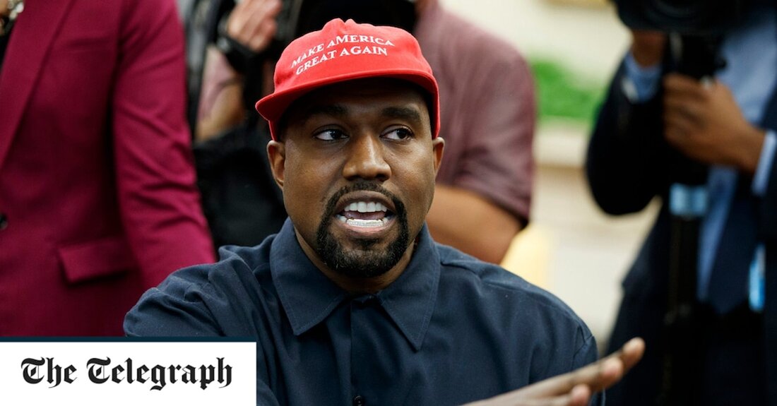 Der früher als Kanye West bekannte Rapper wurde aus der kalifornischen Zentrale des Sportschuhherstellers Skechers eskortiert, nachdem er am Mittwoch unangemeldet aufgetaucht war, einen Tag nachdem Adidas seine Partnerschaft mit dem Künstler nach seinen antisemitischen Äußerungen beendet hatte. Der Grammy-Gewinner, der seinen Namen legal in Ye geändert hat, sei „unangekündigt und ohne Einladung“ in der Skechers-Unternehmenszentrale in Manhattan Beach südwestlich von Los Angeles eingetroffen, teilte das Unternehmen mit. „Da Ye in unbefugte Dreharbeiten verwickelt war, eskortierten zwei Skechers-Manager ihn und seine Gruppe nach einem kurzen Gespräch aus dem Gebäude“, heißt es in einer Erklärung des Unternehmens. „Skechers erwägt und hat &hellip;